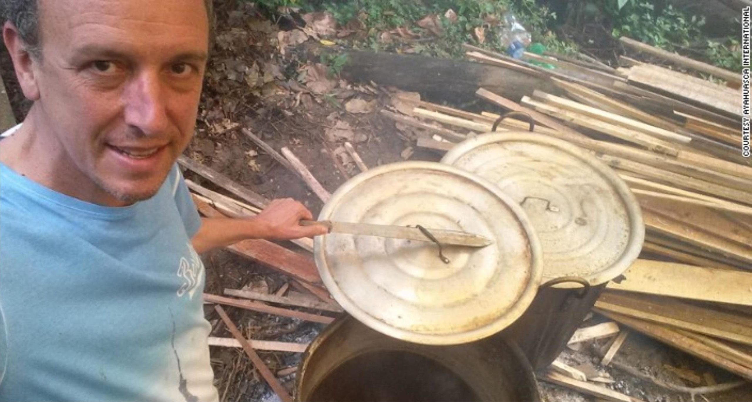 alberto cocinando ayahuasca